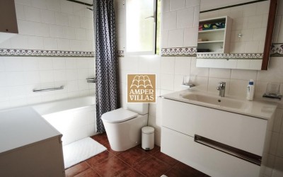 Spacious villa with guest apartment within short distance of the center of Altea la Vella.